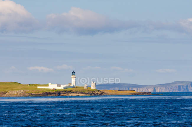 Сполучені Штати Америки, Шотландії, Оркнейські острови, мальовничий вид на море з будівлею білий маяк — стокове фото