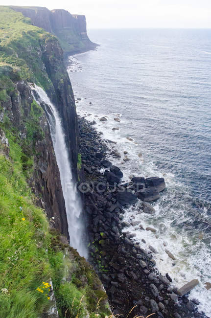 Великобритания, Шотландия, Хайленд, остров Скай, водопад на скале Килт у моря — стоковое фото