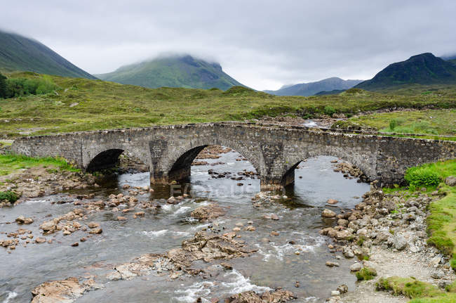Puente de piedra con tres arcos sobre el río Sligachan, Isla de Skye, Highland, Escocia, Reino Unido - foto de stock