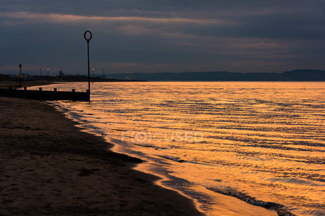 Royaume-Uni, Écosse, Édimbourg, plage de Portobello petite ville au coucher du soleil coloré — Photo de stock
