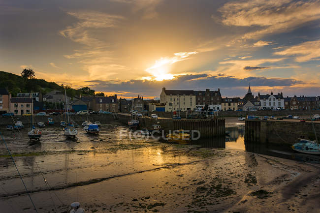 Reino Unido, Escocia, Aberdeenshire, Stonehaven, Stonehaven en la puesta del sol, Stonehaven es una pequeña ciudad portuaria en Kincardineshire - foto de stock