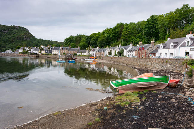 Regno Unito, Scozia, Highland, Plockton, Plockton, insediamento nelle Highlands, barche ormeggiate dal villaggio sulla riva del lago — Foto stock
