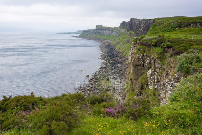 Reino Unido, Escócia, Highland, Ilha de Skye, Portree, Kilt Rock, Kilt Rock — Fotografia de Stock