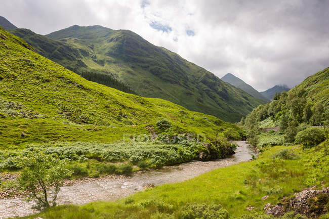 Reino Unido, Escócia, Highland, Kyle, Paisagem de montanhas panorâmicas com floresta — Fotografia de Stock