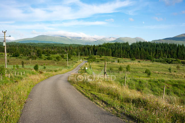 United Kingdom, Scotland, Highland, Spean Bridge, road in Highland at Spean Bridge, scenic landscape with mountains and forest — Stock Photo