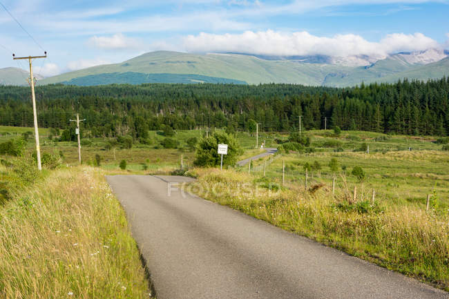Reino Unido, Escócia, Highland, estrada para Spean Bridge através da paisagem cênica — Fotografia de Stock