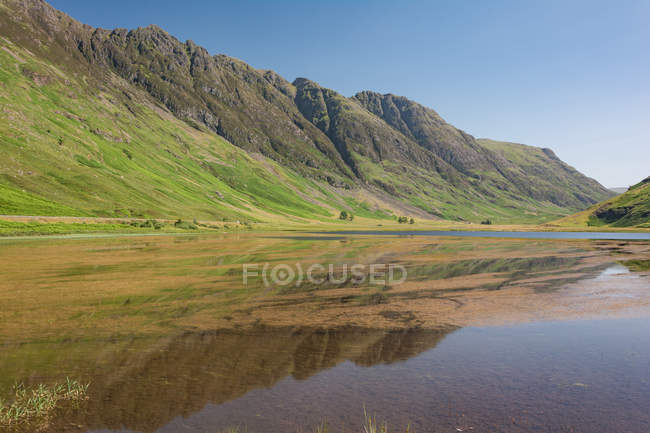 Reino Unido, Escócia, Highland, Ballachulish, Lake in Glencoe Highland, paisagem natural cênica com lago de montanha — Fotografia de Stock