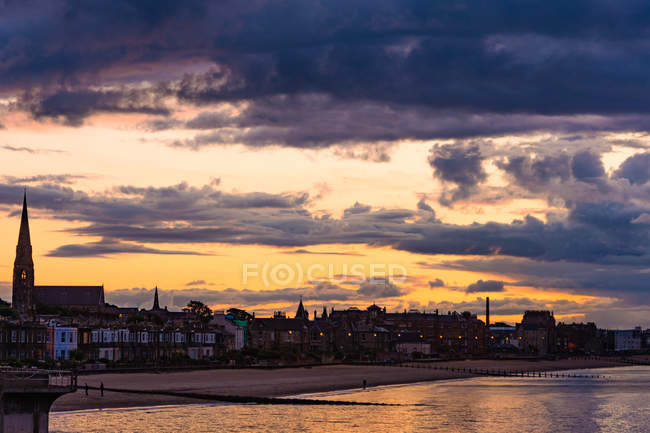Paysage urbain de Portobello au coucher du soleil, Édimbourg, Écosse, Royaume-Uni — Photo de stock
