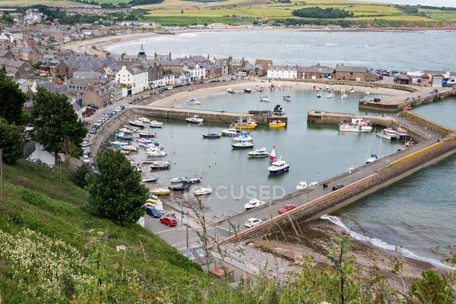 Reino Unido, Escocia, Aberdeenshire, puerto de Stonehaven desde arriba - foto de stock