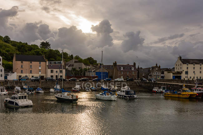 United Kingdom, Scotland, Aberdeenshire, Stonehaven, Port of Stonehaven in moody weatherd ay — Stock Photo