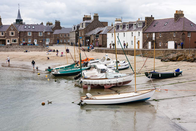 Royaume-Uni, Écosse, Aberdeenshire, Stonehaven, bateaux sur la plage de Stonehaven, Stonehaven est une petite ville portuaire dans le Kincardineshire — Photo de stock