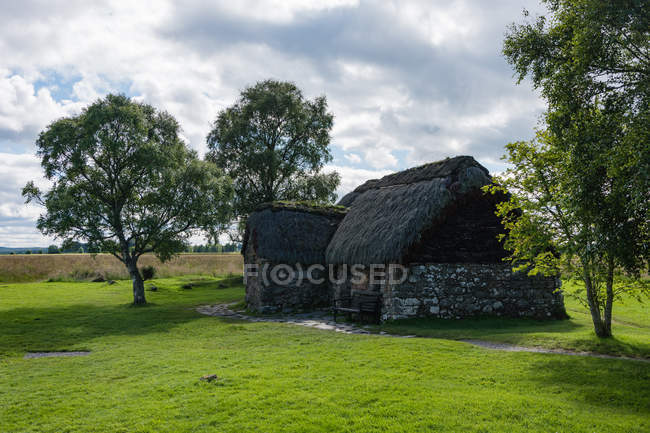 Monumento al Castillo de Cawdor con techo de paja en Inverness, Highlands, Escocia, Reino Unido - foto de stock
