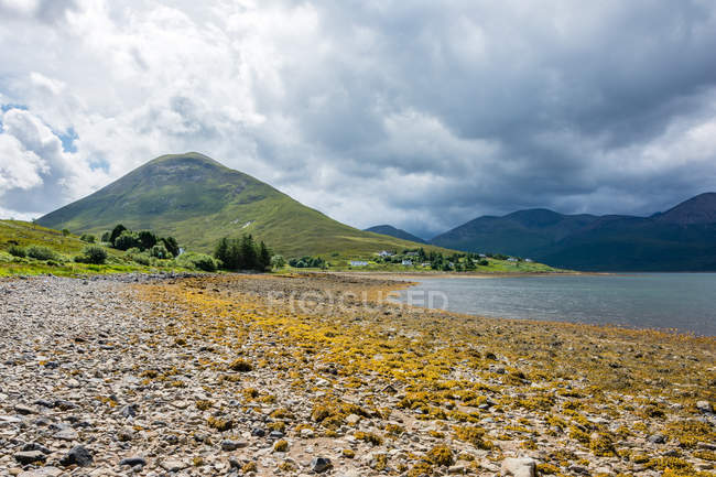 Сполучені Штати Америки, Шотландії, Highland, острів Скай, Loch Ainort, мальовничих природних landsacpe з гірського озера — стокове фото