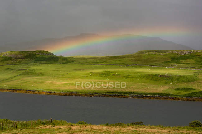 Regenbogen über Lake snizort, Portree, Highland, Schottland, Vereinigtes Königreich — Stockfoto