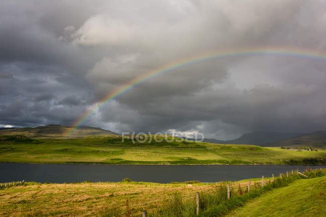 Reino Unido, Escocia, Highland, Portree, arco iris sobre Loch Snizort - foto de stock