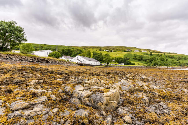 Vereinigtes Königreich, Schottland, Hochland, Insel Skye, Kohlendioxid, Talisker-Brennerei — Stockfoto