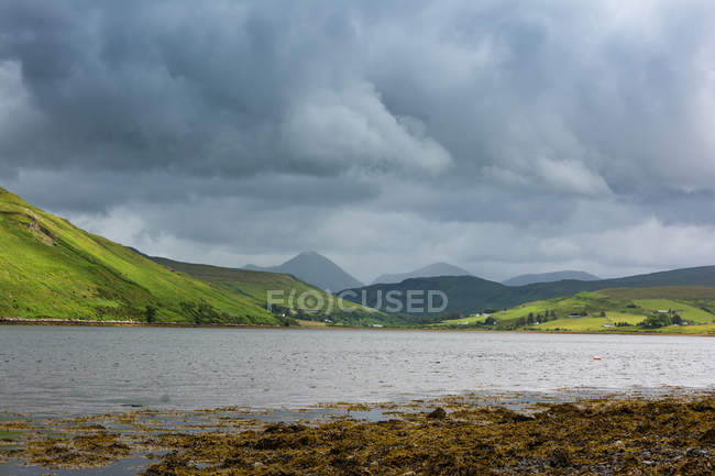 Vereinigtes Königreich, Schottland, Hochland, Insel des Himmels, Kohlenstoff, dunkle Wolken über dem Bergsee — Stockfoto