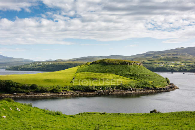 Reino Unido, Escocia, Highlands, Isla de Skye, Bahía de Gesto, paisaje natural con lago en verdes montañas - foto de stock