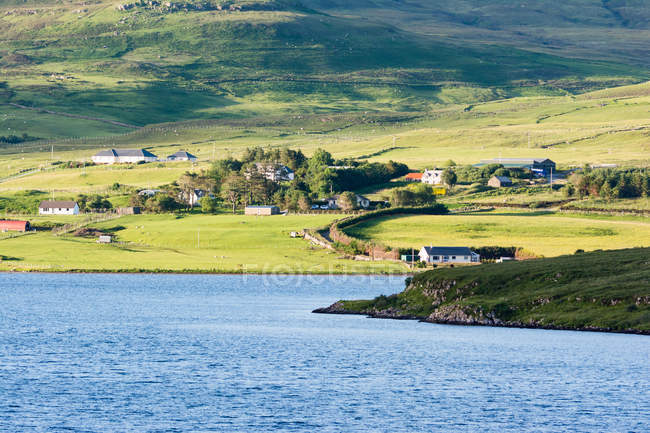 Reino Unido, Escocia, Highlands, Isla de Skye, Portree, On Loch Snizort, village by the lake - foto de stock