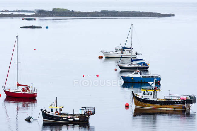 Великобритания, Шотландия, нагорье, остров Скай, лодки в гавани Портри — стоковое фото