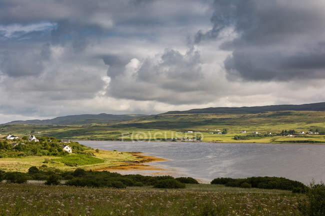 Regno Unito, Scozia, Highlands, Isola di Skye, Portree paesaggio naturale dal mare, vista aerea — Foto stock