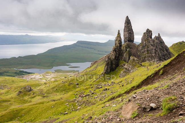 Royaume-Uni, Écosse, Highlands, Île de Skye, Portree, At Old Man of Storr, Trotternish, paysage de montagnes pittoresque avec des roches et un lac par temps brumeux — Photo de stock