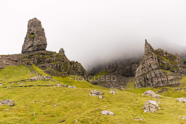 Regno Unito, Scozia, Highlands, Isola di Skye, Portree, At Old Man of Storr, Trotternish, Paesaggio montano panoramico in condizioni di nebbia — Foto stock