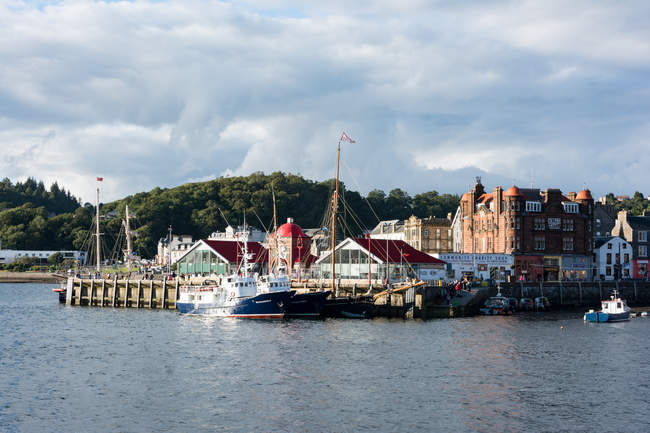 Reino Unido, Escocia, Argyll y Bute, Oban, Puerto de Oban y vista del paisaje urbano - foto de stock