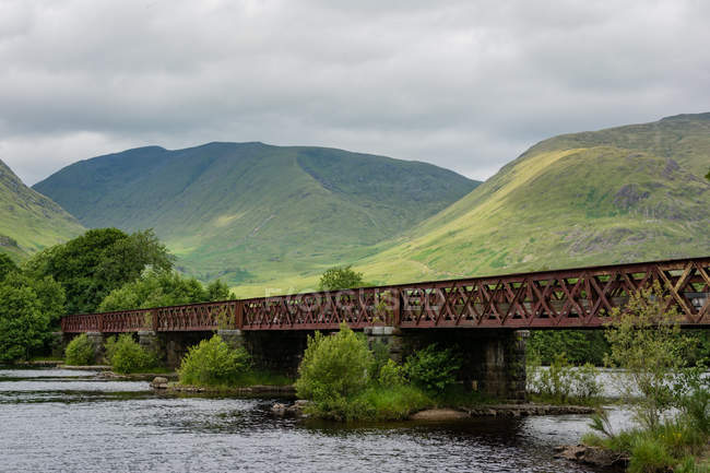 Royaume-Uni, Écosse, Argyll and Bute, Dalmally, Loch Awe, Bridge at Kilchurn Castle — Photo de stock