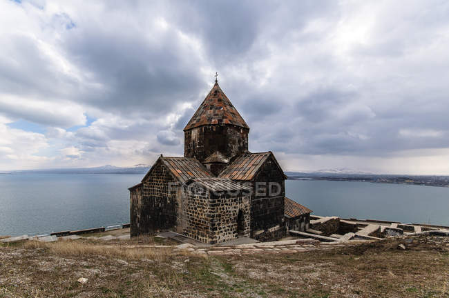 Armenia, provincia de Gegharkunik, Sevan, Monasterio de Sevanavankh junto al mar - foto de stock