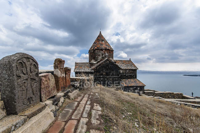 Армения, провинция Гегаркуник, Севан, Севанаванкский монастырь на берегу моря — стоковое фото