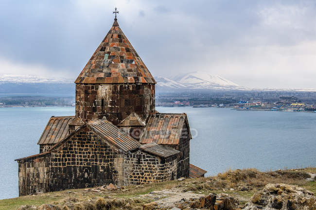 Armenia, provincia di Gegharkunik, Sevan, monastero di Sevanavankh in riva al mare — Foto stock