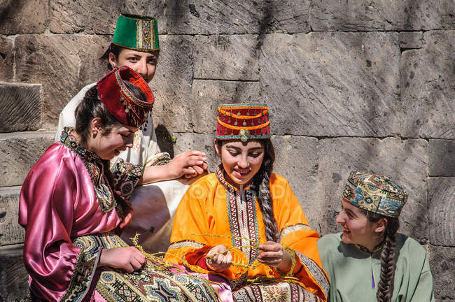 Жінки в традиційному одязі підготовку до Великодня фестиваль, Вірменія — стокове фото