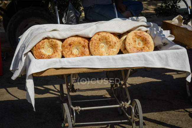Узбекистан, Ташкент, свіжий хліб скибочками на Маркет стріт — стокове фото