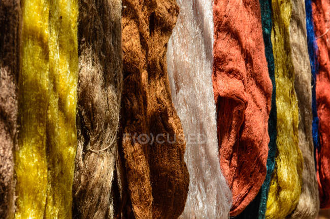 Uzbequistão, Província de Xorazm, Xiva, vista frontal de seda natural tingida — Fotografia de Stock