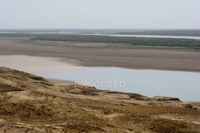 Туркменистан, Очап, Река Амударья образует на длинной протяжённости сильно охраняемую границу с Туркменистаном, страной, в значительной степени изолированной и неизвестной при экцентрическом диктаторе — стоковое фото