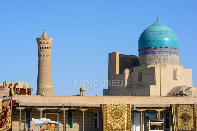 Uzbekistán, provincia de Bujará, Bujará, Poi Kalon con minarete - foto de stock