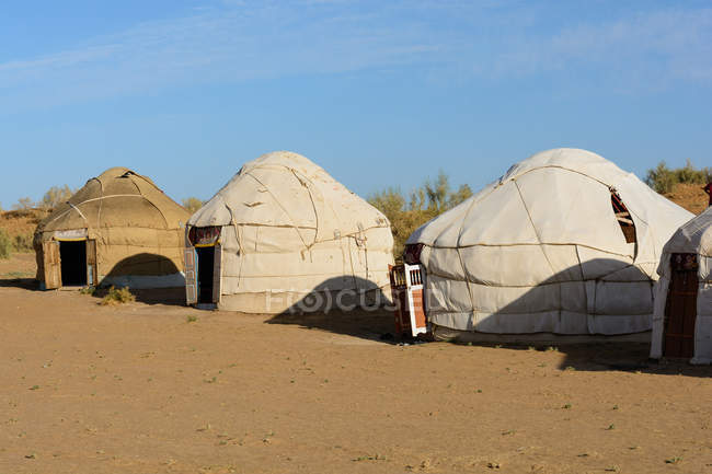 Iurtes estáveis em Kizilkum desert, Nurota tumani, Uzbequistão — Fotografia de Stock