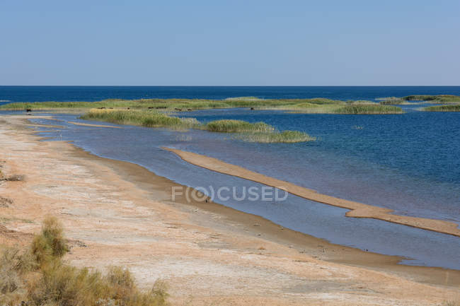 Uzbekistán, Nurota tumani, Vista panorámica del embalse de agua de Aydarkul situado en medio del desierto de Kizilkum - foto de stock