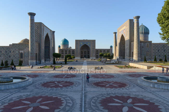 Piazza principale sulla Via della Seta e palazzi a Samarcanda, provincia di Samarcanda, Uzbekistan — Foto stock
