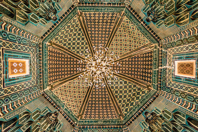 Uzbequistão, Província de Samarcanda, teto decorativo do Edifício Islâmico — Fotografia de Stock