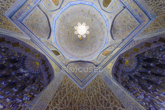 Uzbekistán, provincia de Samarcanda, Samarcanda, el mausoleo de Gur Emir en la ciudad uzbeka de Samarcanda es la tumba de Timur Lenk, vista al techo ornamentado - foto de stock