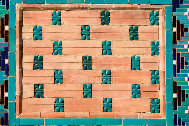Uzbekistán, Samarcanda provincia, Samarcanda, mosaico en la pared - foto de stock