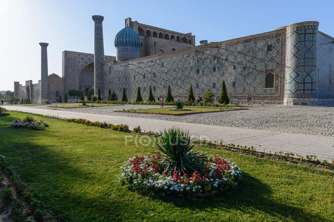Ouzbékistan, Province de Samarcande, Samarcande, cathédrale sur la place du Registan — Photo de stock