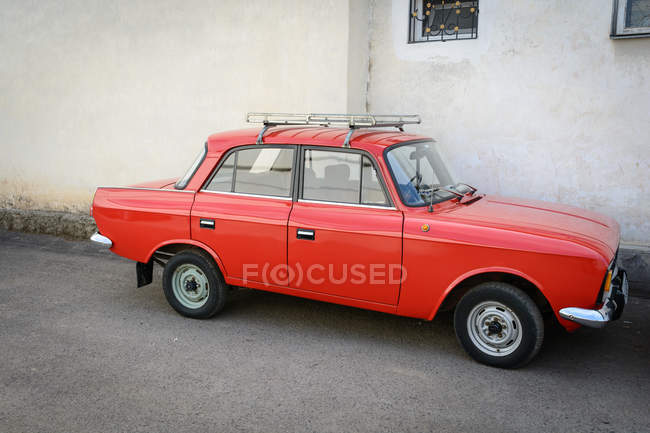 Usbekistan, Taschkent, sowjetisches rotes Auto 