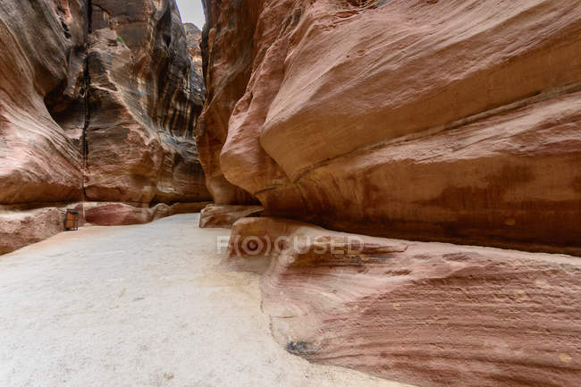 Jordania, Ma 'an Gouvernement, Petra District, La legendaria ciudad rocosa de Petra, muros de piedra en el pasaje rocoso - foto de stock