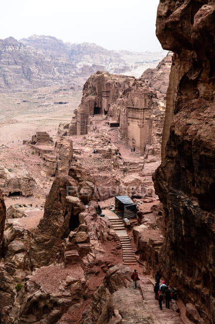 Jordanie, gouvernement Ma'an, district de Petra, la ville rocheuse légendaire de Petra paysage rocheux pittoresque avec des ruines antiques — Photo de stock