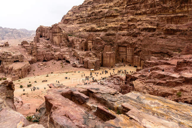 Giordania, Ma'an Gouvernement, Petra District, Turisti nella leggendaria città rocciosa di Petra, veduta aerea — Foto stock