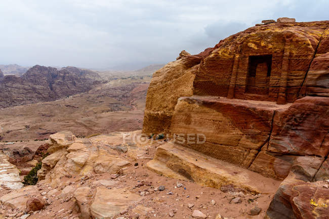 Jordanie, gouvernement Ma'an, district de Petra, la ville rocheuse légendaire de Petra paysage rocheux pittoresque — Photo de stock