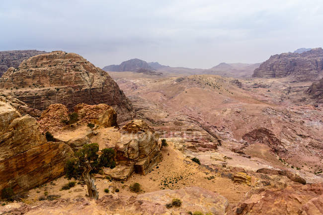 Jordanie, Gouvernement Ma'an, Quartier de Petra, La légendaire ville rocheuse de Petra vue aérienne — Photo de stock